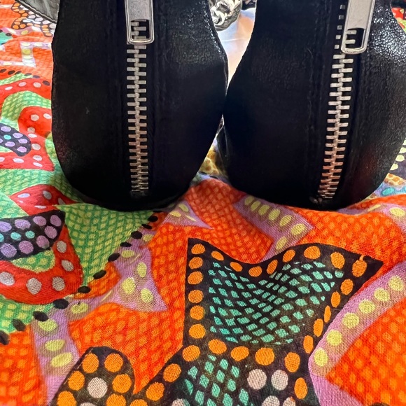 Guess sandals size 8 - Picture 4 of 5